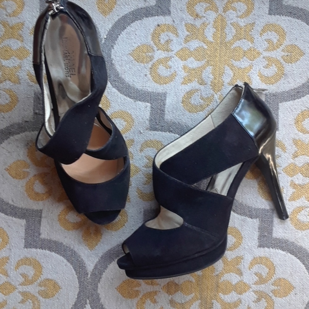 LAST CHANCE! Michael Kors leather peep toe heels